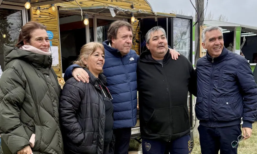 El gobernador estuvo acompañado por Andrea Confini y Facundo López. 