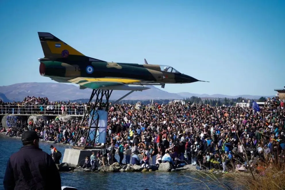 Enorme y emotivo acto cívico en la costa de Bariloche para la inauguración del Memorial Malvinas (fotos: Facundo Pardo)