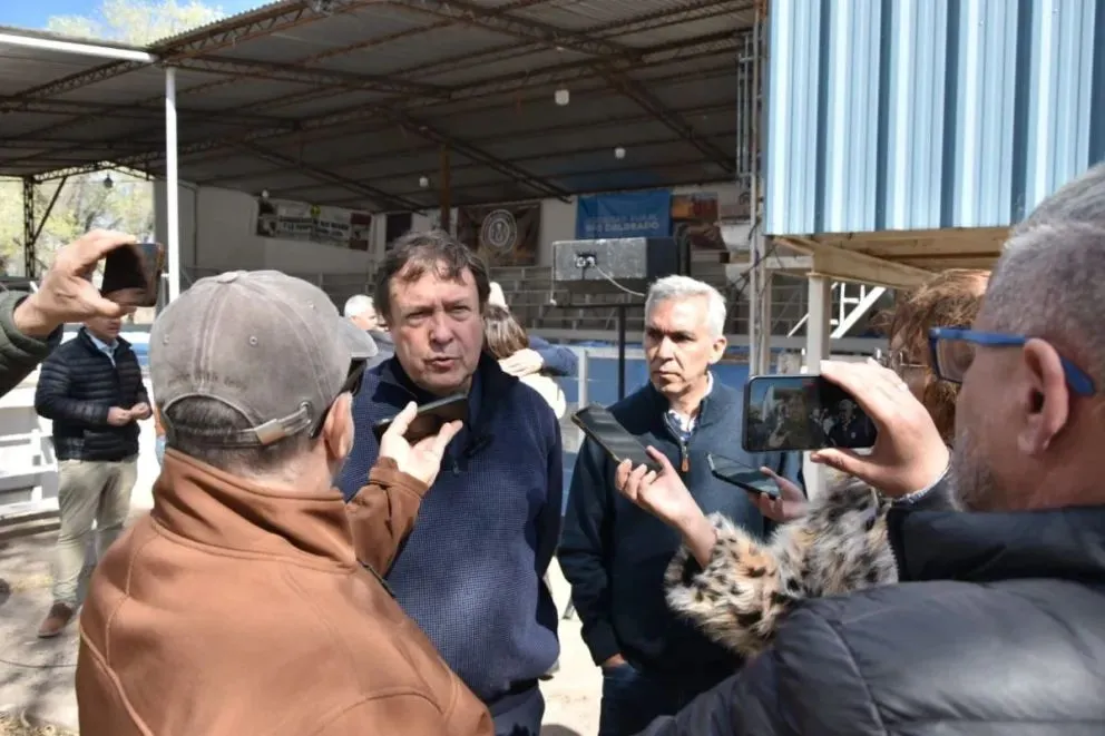 López acompañando al gobernador en Río Colorado.