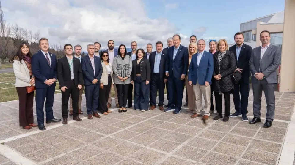 La comitiva de la Embajada de EEUU junto al Gobernador WeretilneckCrédito: Gentileza Embajada EEUU en Argentina