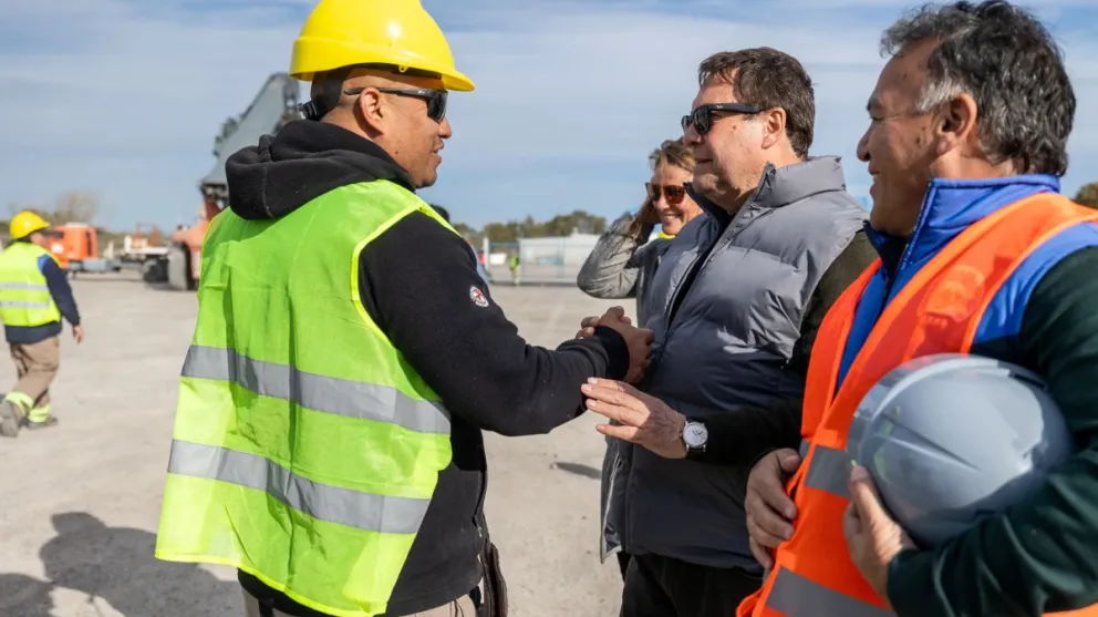 Weretilneck dialogó con los trabajadores en el puerto.Crédito: Ezequiel Floridia/Gobierno de Río Negro