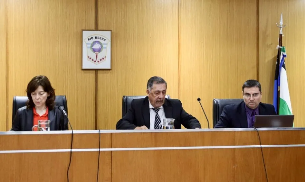 Continúa el juicio. 