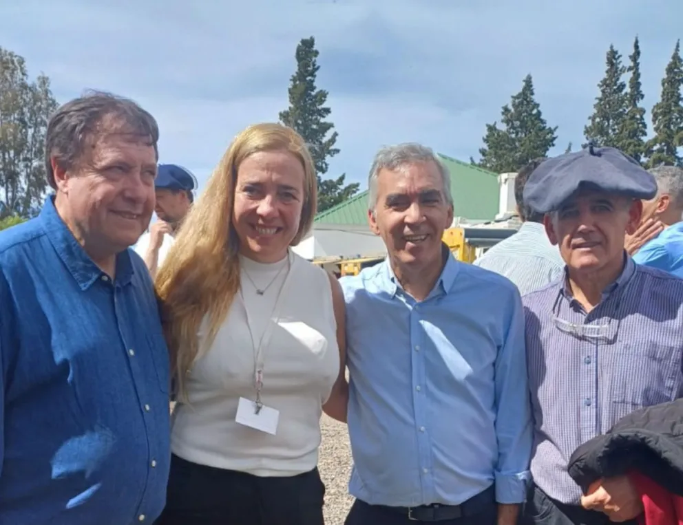La presidente de la Cooperadora del Hospital Mariela Barrera junto al gobernador Alberto Weretilneck, Facundo López y Dante Segatori