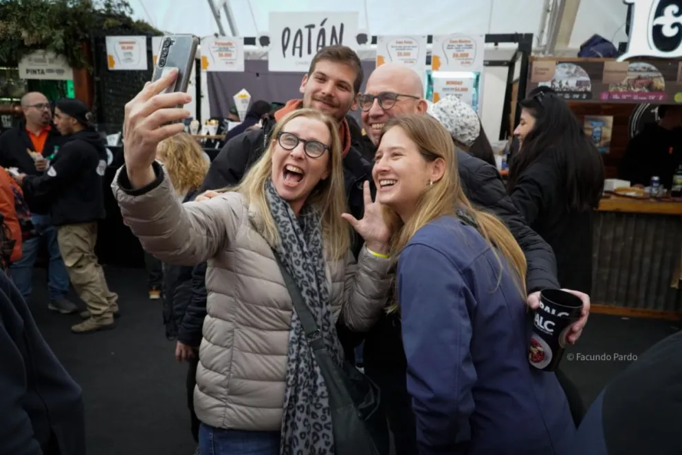 El clima acompañó y el Centro Cívico explotó en el Bariloche a la Carta. 

