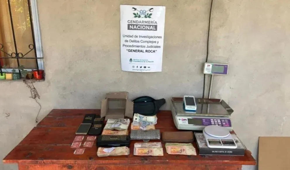 Sobre Ruta 22 se incautaron 2,2 kilos de marihuana y 3,2 kilos de cocaína. Fotos Gendarmería.