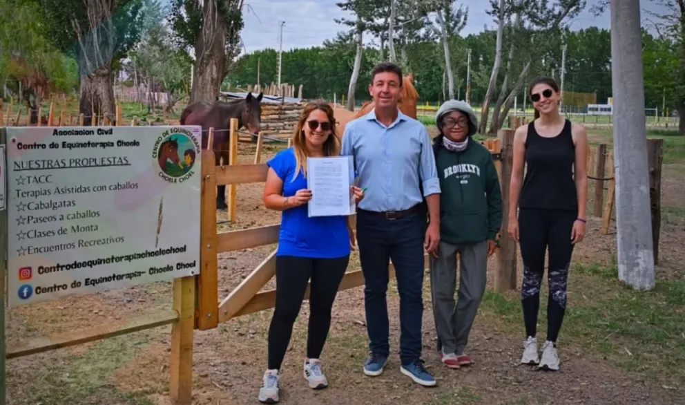 El intendente Diego Ramello junto a las autoridades del Centro de equinoterapia. 