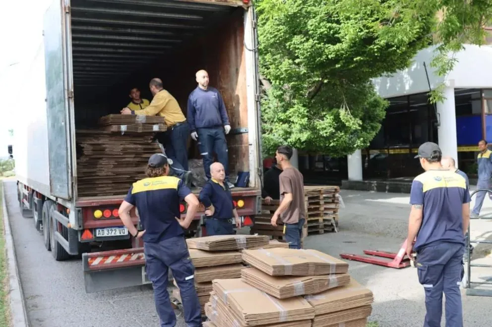 Llegaron las urnas al Correo de Roca, donde quedarán bajo resguardo hasta el domingo. Foto: Tania Domenicucci