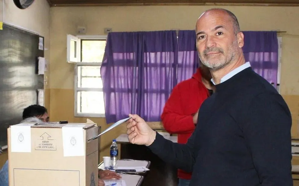 Juan Martín emitió su voto en la Escuela 42 durante la mañana de domingo.