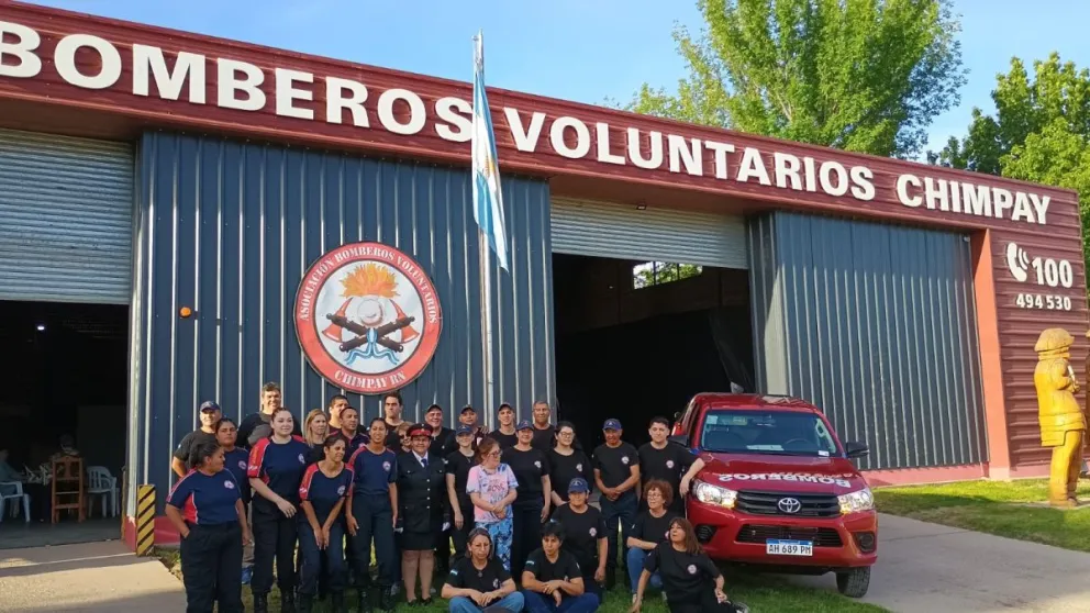 Los Bomberos Voluntarios de Chimpay en la celebración de su 37° aniversario. 
