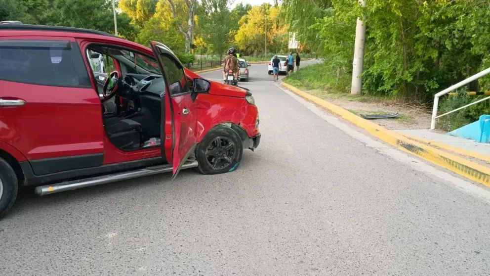 La camioneta sufrió daños materiales y su conductor resultó ileso. Foto: gentileza