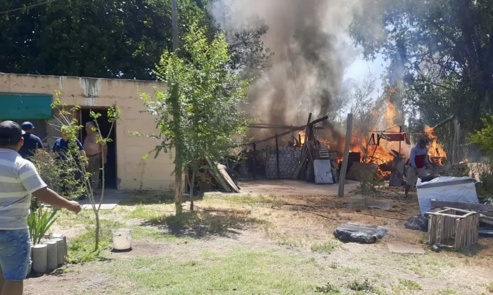 El fuego se desató cerca de un partido de fútbol 