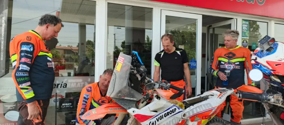 Los motociclistas en la estación de servicio en Luis Beltrán. 