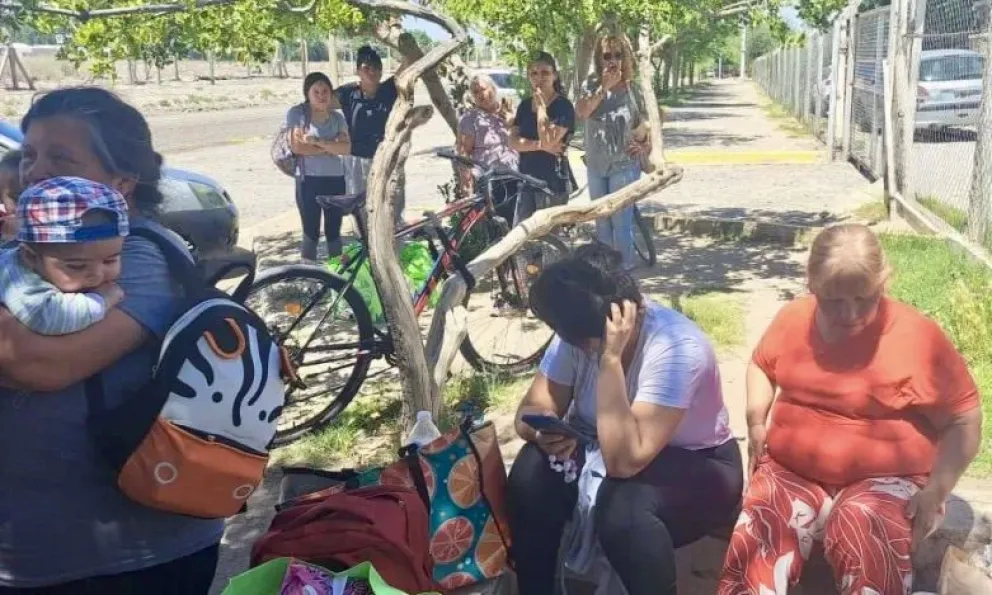 Familiares de internos del Penal 2 se juntaron en el exterior del Penal 2 y denuncian represión dentro del establecimiento. Foto: gentileza