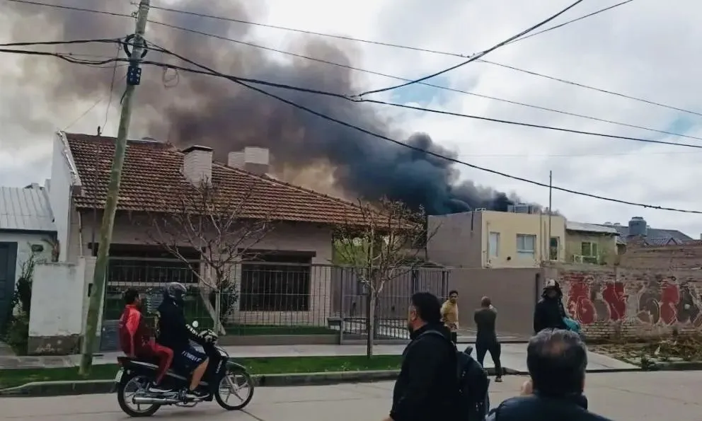 La fuerte explosión sacudió la mañana del sábado 20 de septiembre en Roca, en un galpón de calle Rohde al 1.800. Foto: ANR