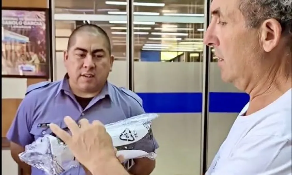 Sergio Hernández con las nuevas cámaras de vigilancia 