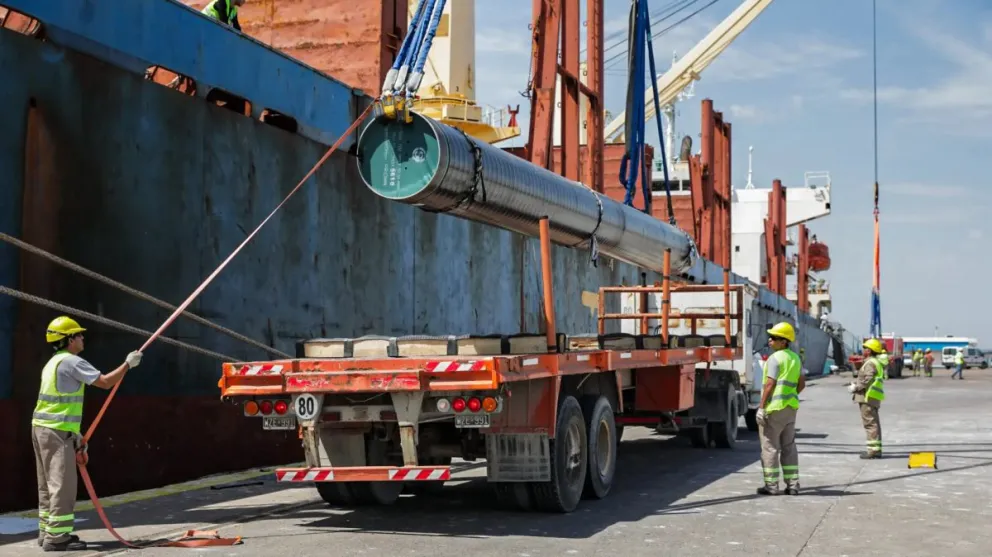 ´Ya inició en el puerto de San Antonio Este la descarga de las 10.000 toneladas de caños de aceroCrédito: Ezequiel Floridia / Gobierno de Río Negro
