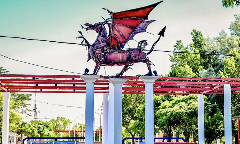 El dragón está en la plaza de Luis Beltrán 