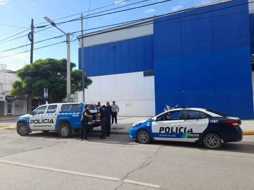 El hipermercado Carrefour está ubicado en las calles Olascoaga y Perito Moreno, del bajo neuquino. Foto Edgardo Pino.