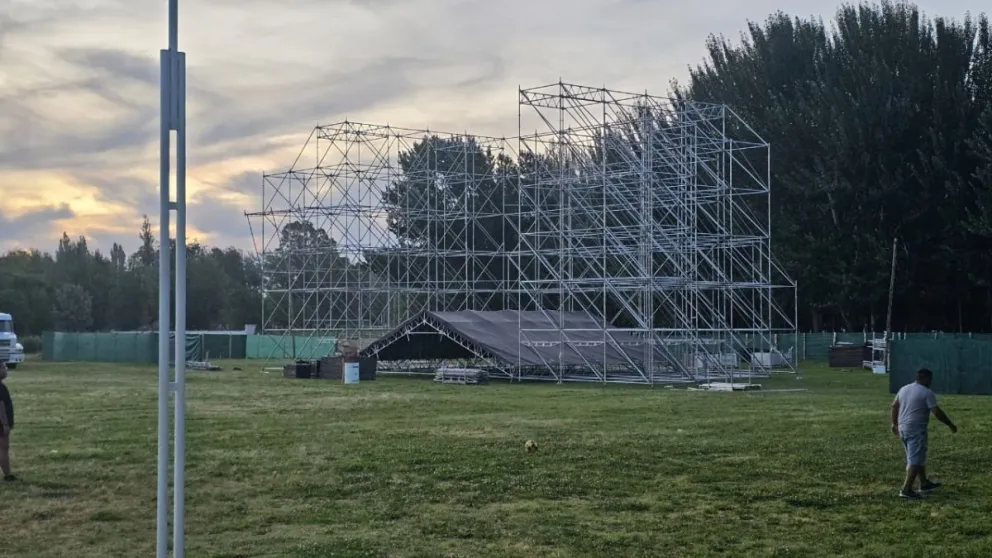 Armado del escenario principal de la 1° Fiesta Nacional del Folklore y la Familia. Foto: 7 en Punto.