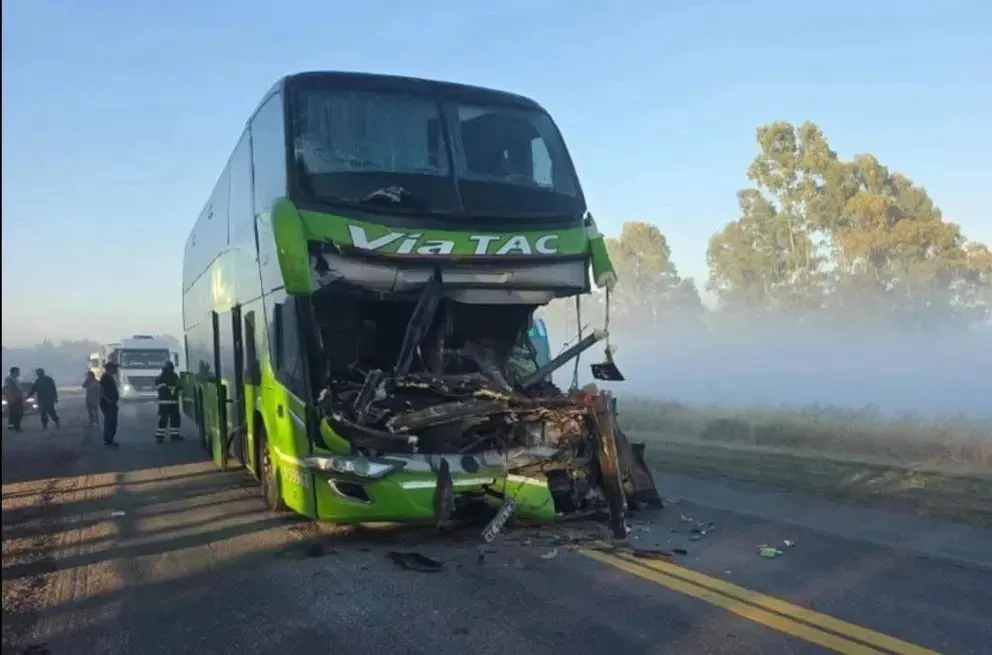 El choque se produjo cerca de Médanos; el chofer del micro murió en el acto. Dolor en la región. Foto: gentileza.
