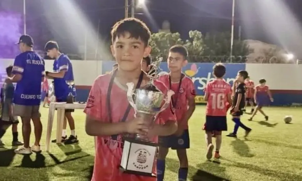 Gael Paredes y el trofeo de campeón en su club CECAP, de General Roca. Foto cortesía