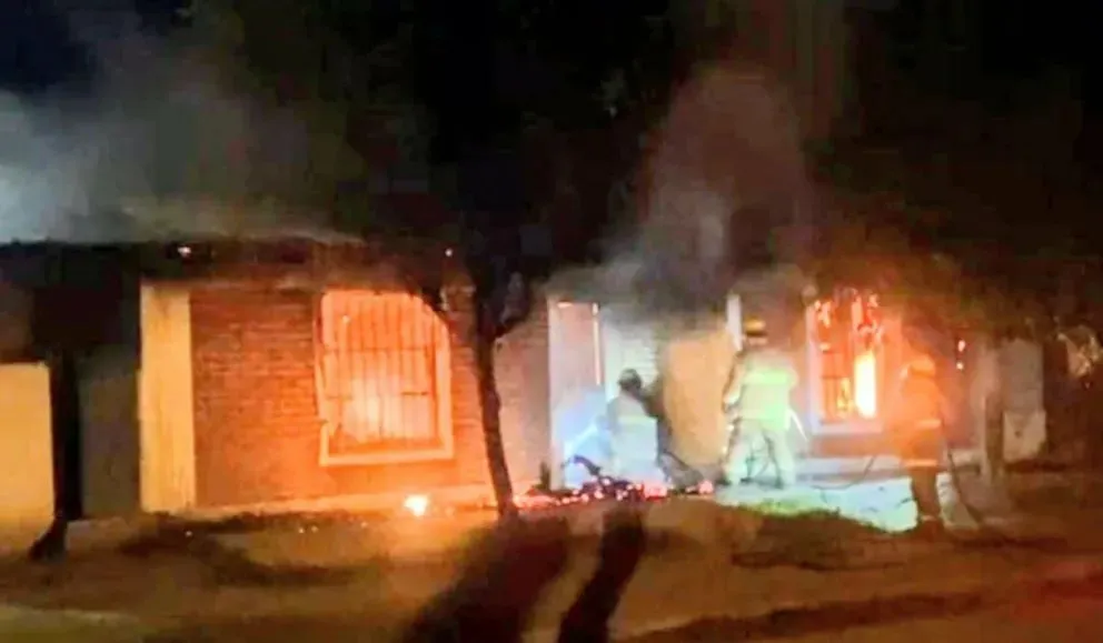 El incendio arrasó la vivienda del barrio Santa Cruz. Evalúan si la estructura puede seguir en pie. Foto: Gentileza Catriel25 Noticias.