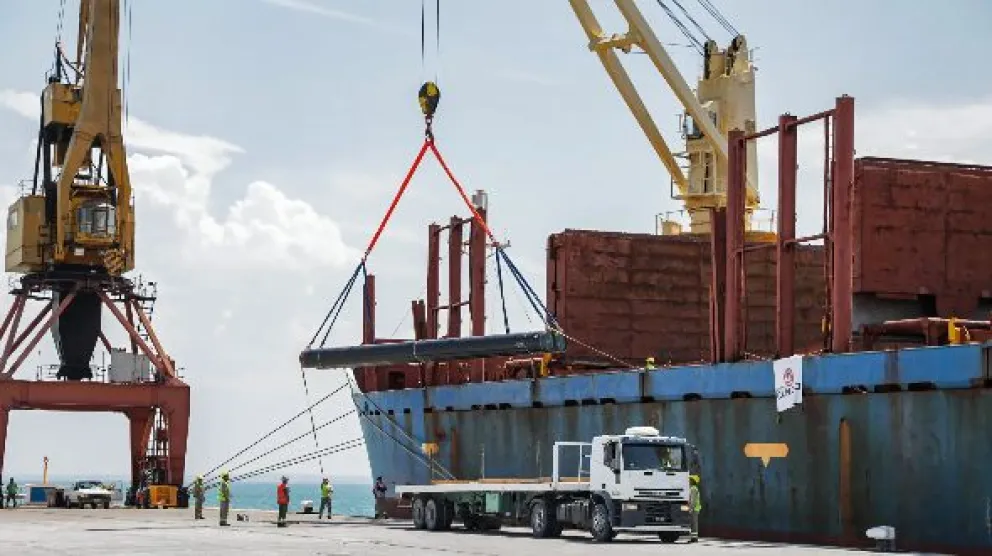 Descarga de materiales clave para el gasoducto del proyecto de GNL Crédito: Ezequiel Floridia / Gobierno de Río Negro