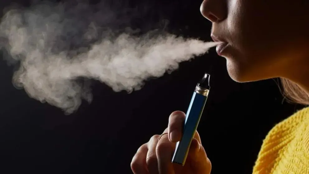 El vapor que a la distancia parece humo de cigarrillo. Foto archivo.