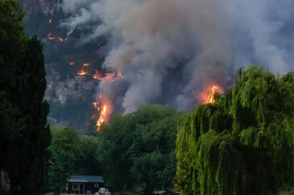 Si bien la lluvia de este domingo ayudó, siguen activos los incendios en la zona de El Hoyo y Epuyén. Foto: Eugenia Neme.