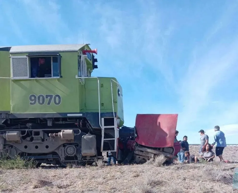 Así quedó el auto que fue impactado por la formación del tren. Fotos: gentileza Ricardo Manrique.