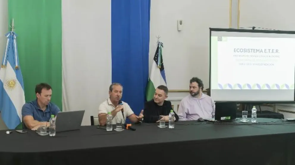 Se busca eliminar el uso de papel en la administración pública para finales de 2026Crédito: Daniel Idiarte / Gobierno de Río Negro