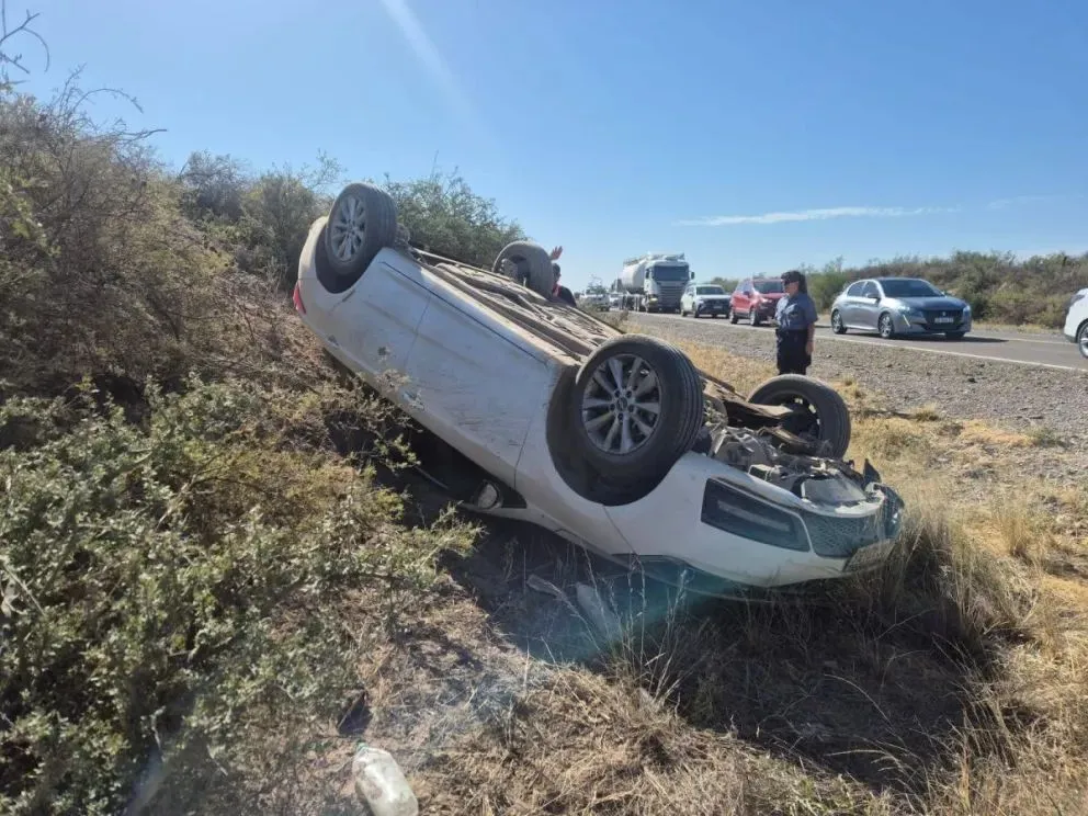 El autovuelco ocurrió en el Km 1137. En el rodado viajaban dos personas. Fotos gentileza FM Ceferino.