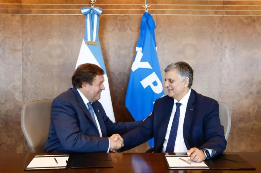 El acuerdo se firmó entre el gobernador Alberto Weretilneck y el CEO de YPF Horacio Marín.