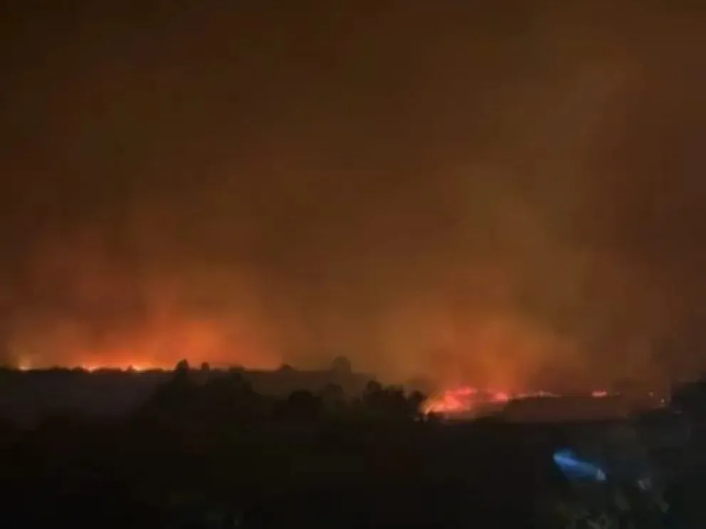 El fuego durante la noche del lunes, en la zona de Cholila.