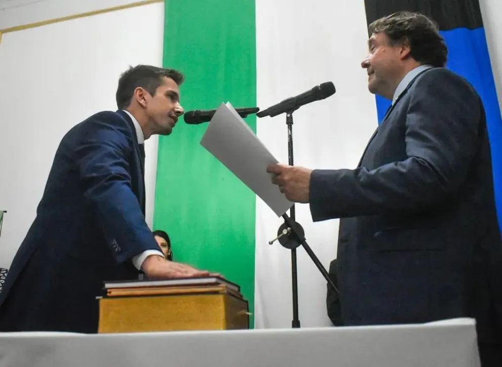 El gobernador y el flamante ministro en el transcurso de la ceremonia de toma de juramento. Fotos Vanesa Schwemmler - NoticiasNet.
