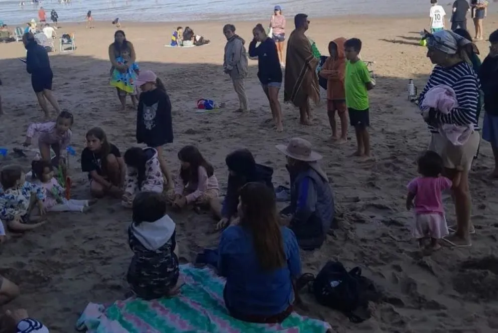 Los niños son los más enganchados con esta novedosa propuesta en la playa.