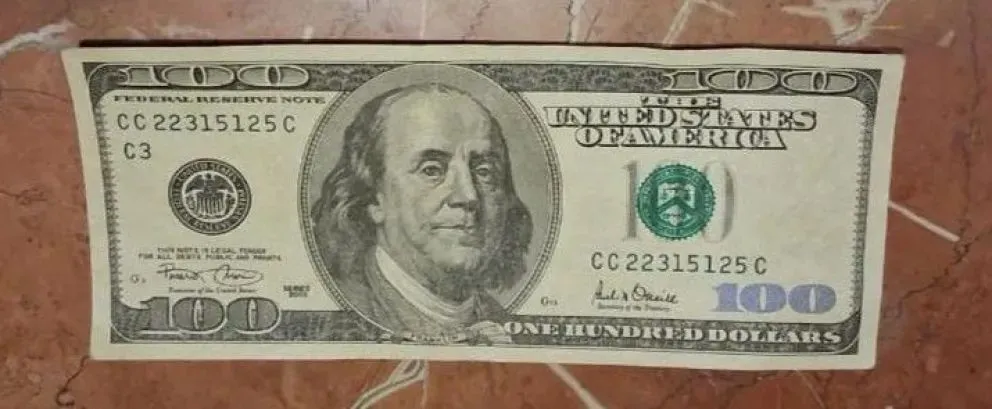 El billete de 100 dólares quedó secuestrado y será sometido a nuevas pericias. Foto: Policía Río Negro.