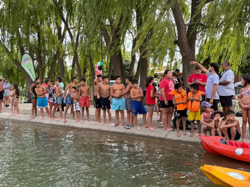 Chicos y chicas participaron de la carrera de gomones y la flotada de kayaks en el canal de acceso a Luis Beltrán, en el marco de la 14° Fiesta de los Canales de Riego.
