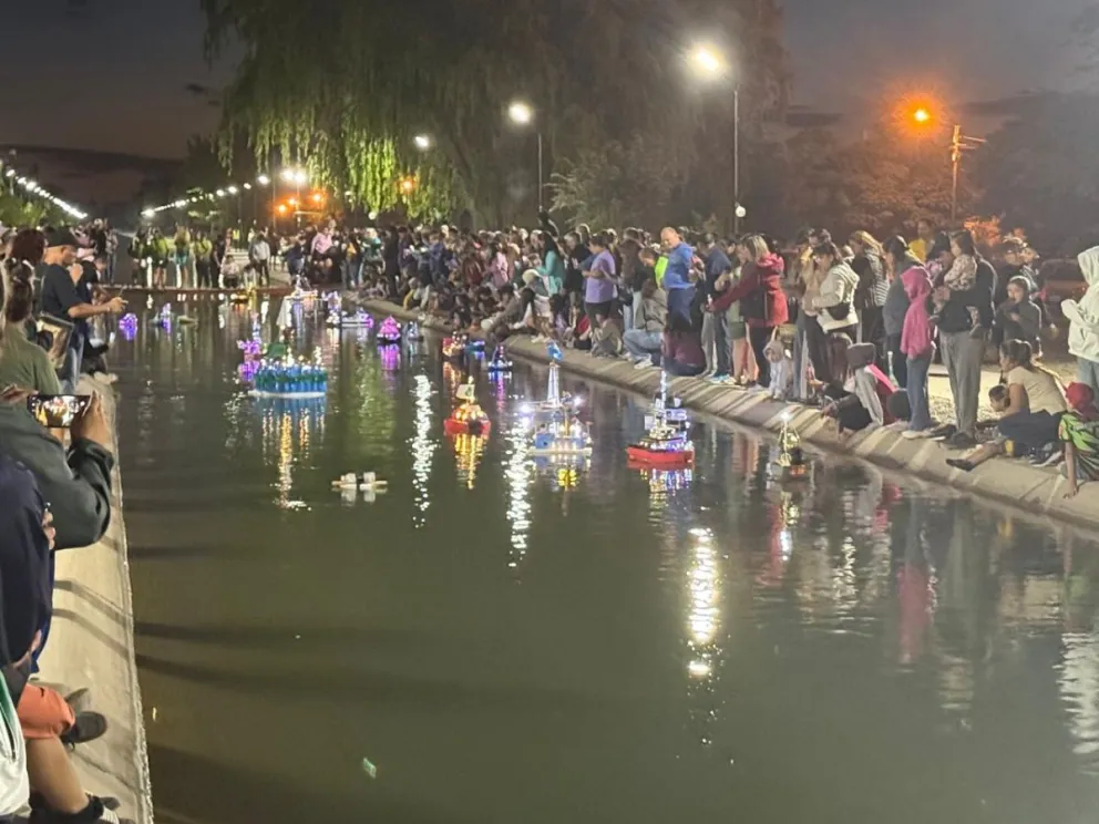 Vecinos de Luis Beltrán participaron de la tradicional largada de barquitos luminosos en el canal, un cierre emotivo para la primera jornada de la Fiesta de los Canales de Riego.