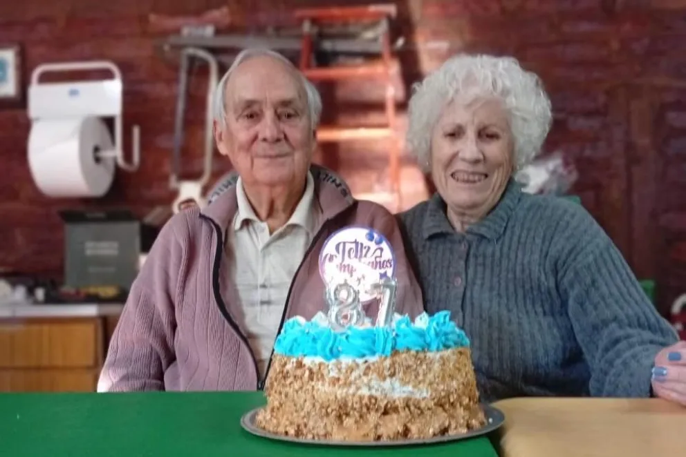 Oscar y Marina llevan 62 años de casados y casi 70 desde que comenzaron a enamorarse en el patio de sus casas en Luis Beltrán, gracias a la amistad de sus madres.