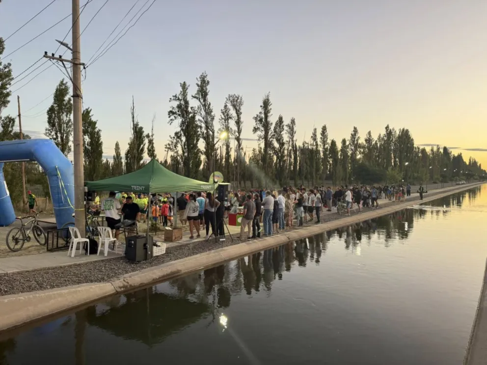 Vecinos disfrutando de una clase de baile con Carlos Godoy, en la primer jornada. Foto: 7 en Punto