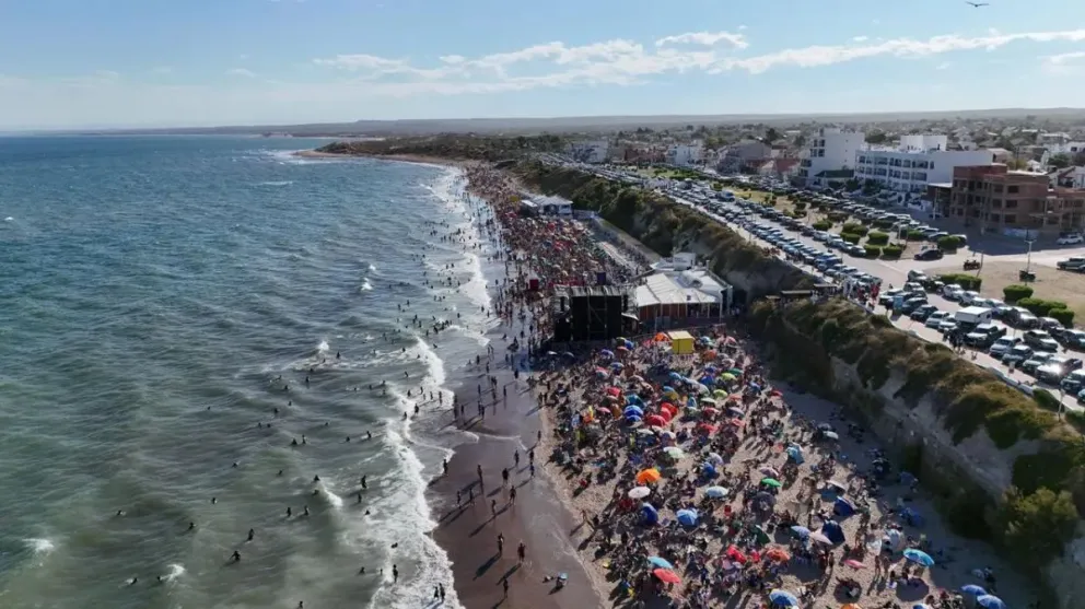 Las Grutas, colmada de turistas en este finde largo