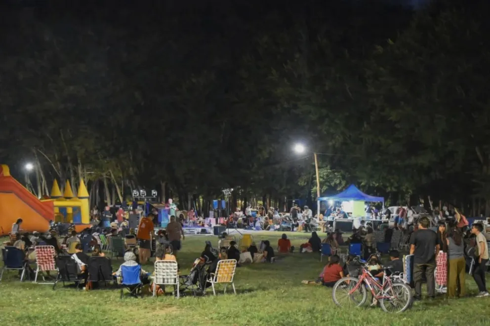 La actividad se desarrolló en el predio de la Feria Municipal, con cantina a cargo del Club Almafuerte y presentaciones artísticas al aire libre.