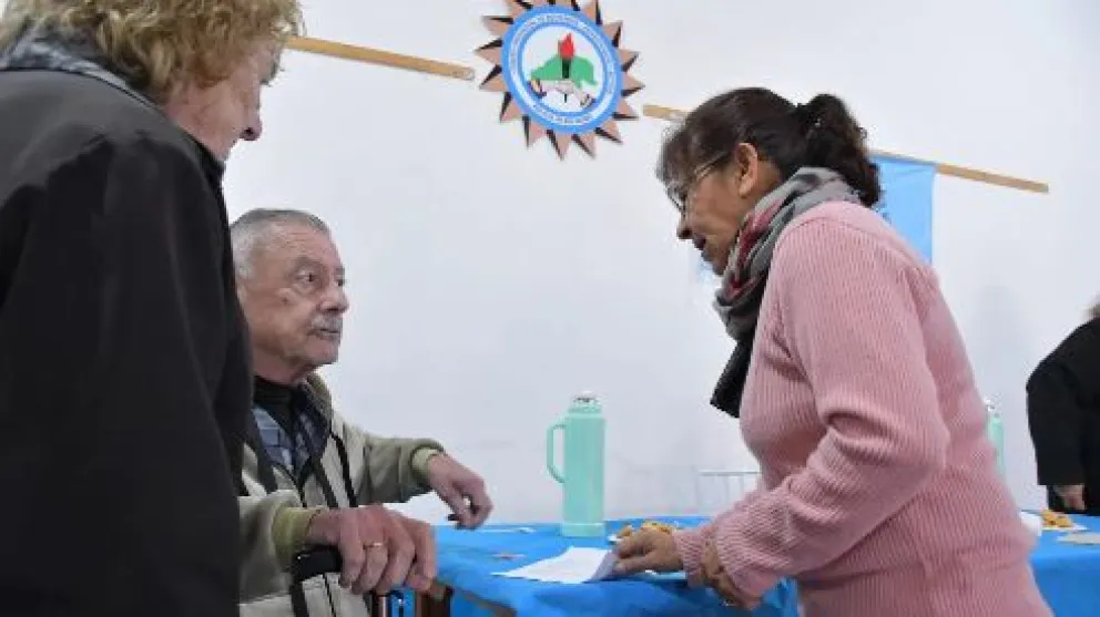 Cumplir con quienes dedicaron su vida a la seguridad es parte de una gestión que defiende los recursos. Crédito: Gobierno de Rio Negro
 