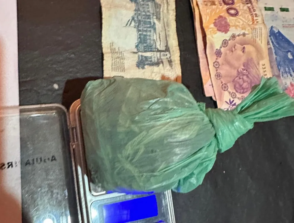 Personal de Toxicomanías realizó el allanamiento en una vivienda de Chimpay donde se secuestraron cocaína y marihuana tras una investigación iniciada por denuncia anónima.