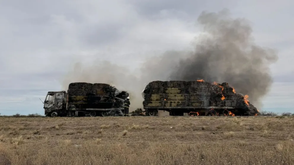 El camión con acoplado, cargado de fardos, fue consumido totalmente por las llamas en el kilómetro 967 de la Ruta Nacional 22, en cercanías de Choele Choel.