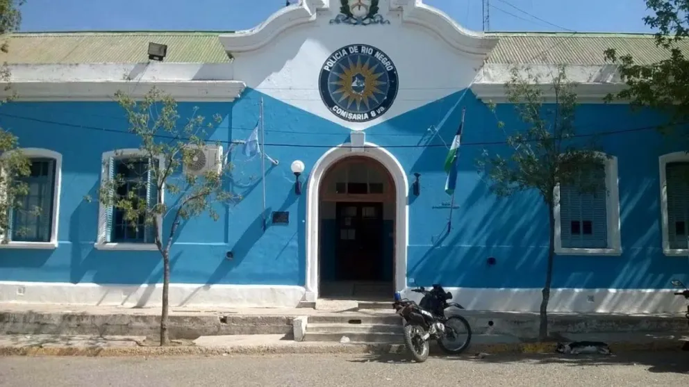 Efectivos policiales y peritos trabajaban en el lugar donde habría sido hallada la mujer sin vida, en el marco de un hecho que aún se encuentra bajo investigación.