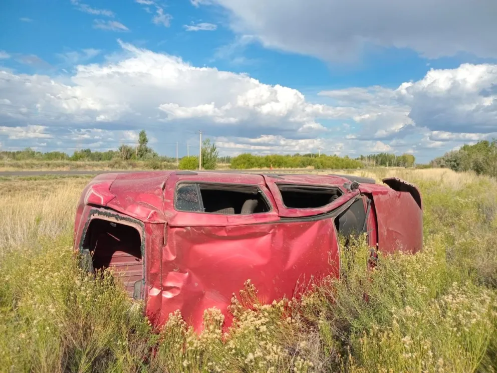 El Renault Sandero terminó volcado sobre uno de sus laterales en la sub banquina de la Ruta 250.