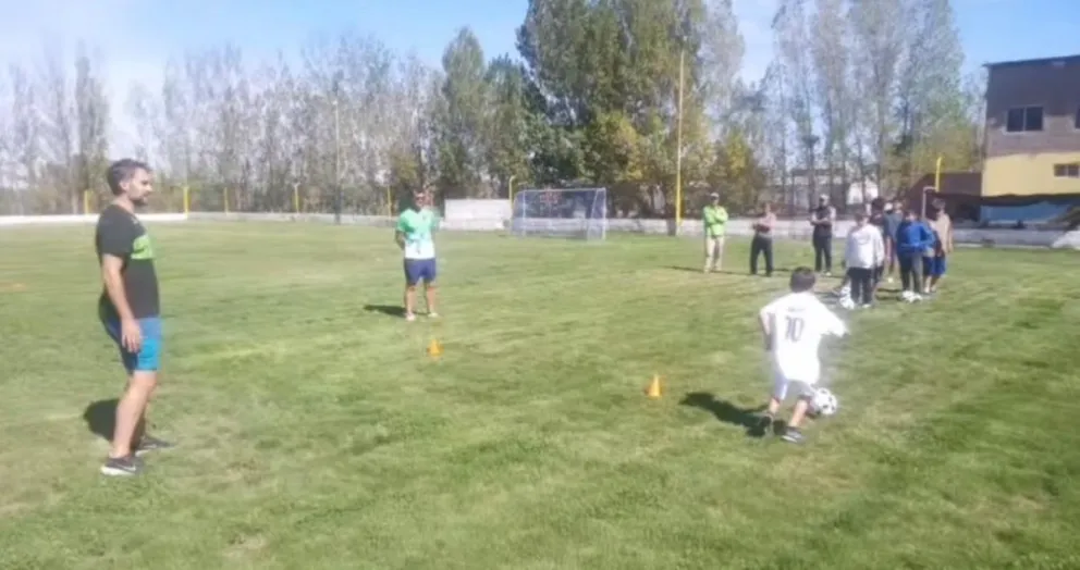 La capacitación se realizó en el Club Villa Unión con participación de entrenadores, profesores y referentes barriales de la región.