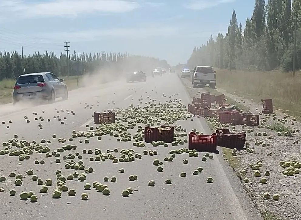 El hecho ocurrió en la Ruta 250 y provocó la caída de carga sobre la calzada; una persona fue trasladada al hospital de Choele Choel.